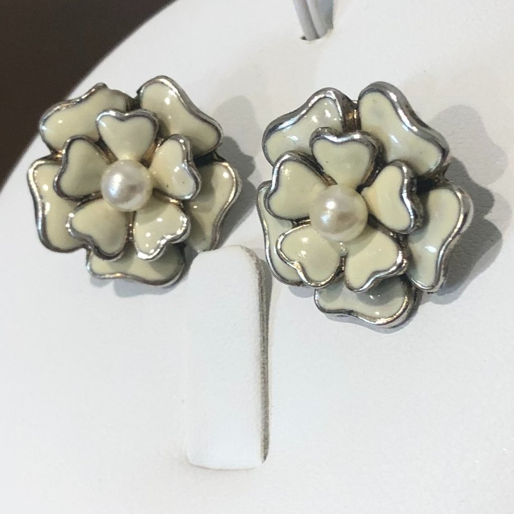 Vintage Silver Tone Cream Flower With Pearl Stud Earrings. - Picture 3 of 16